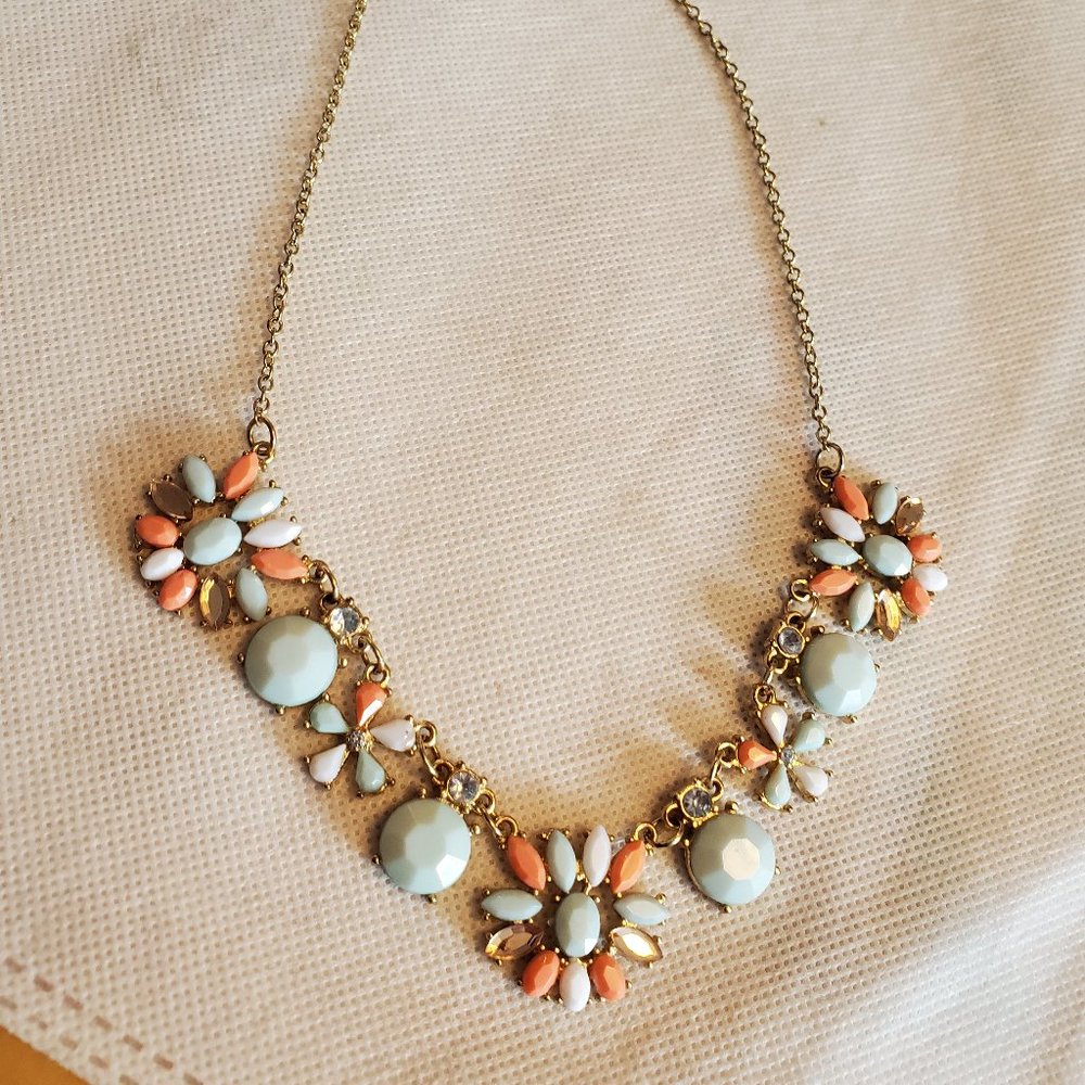 16" Gold Tone Floral Theme Collar Style Necklace